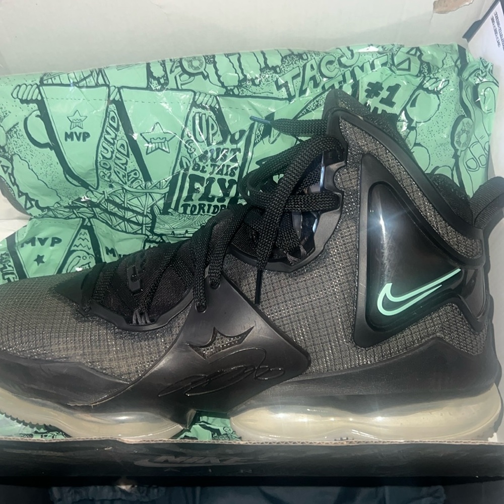 Lebron XIX worn only few times